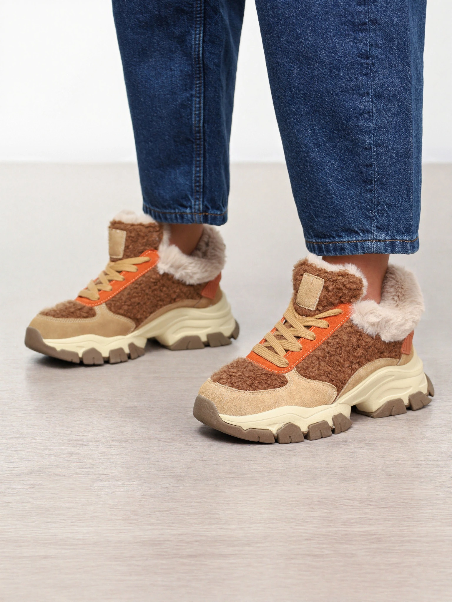 Кроссовки комбинированные с оторочкой мехом